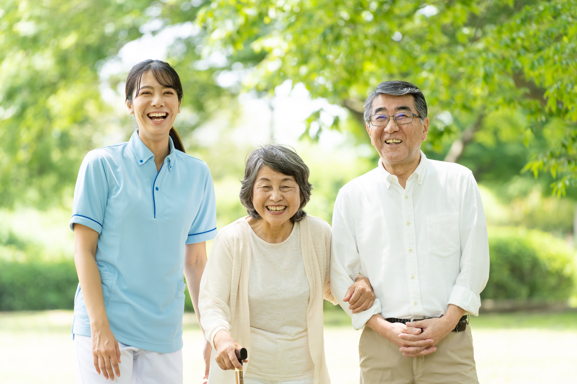ご夫婦に付き添って散歩する看護師