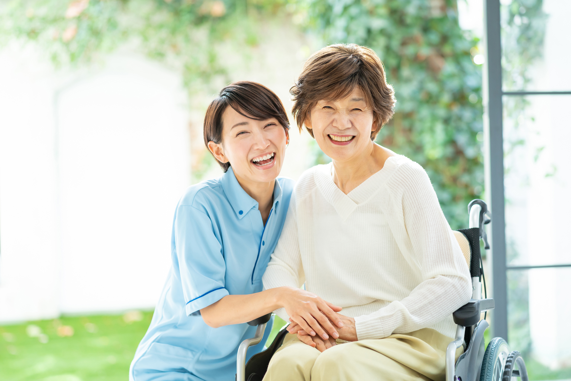 笑顔で寄り添う看護師と利用者様