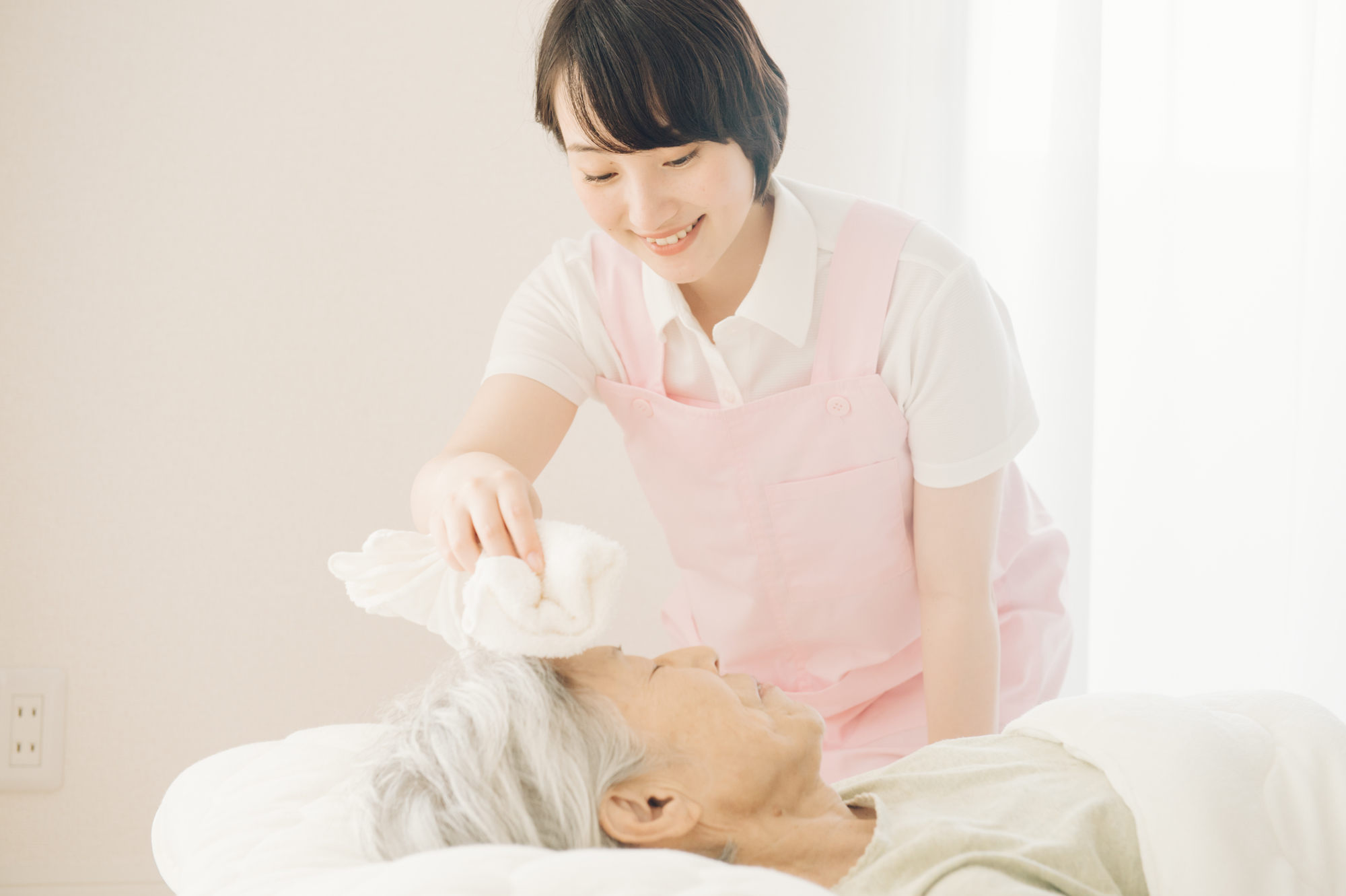 ご自宅で清拭を行う訪問看護スタッフ